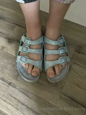 deluxe.feets.booty