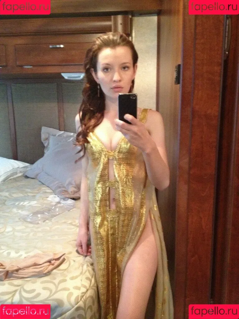 Emily Browning Onlyfans Photo Gallery 
