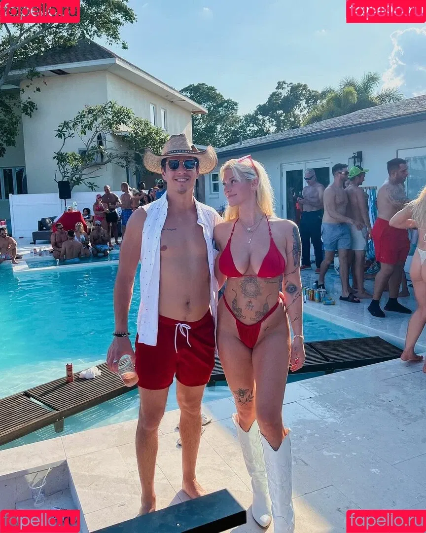 Taylor Hughs Onlyfans Photo Gallery 