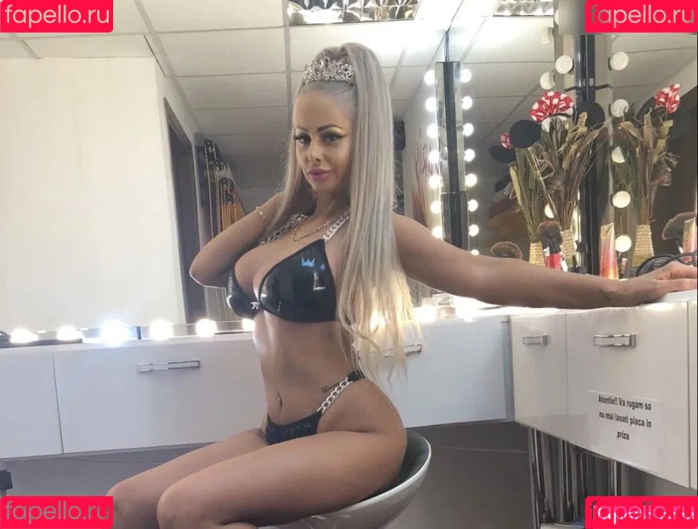 Melanie Lexxx Onlyfans Photo Gallery 