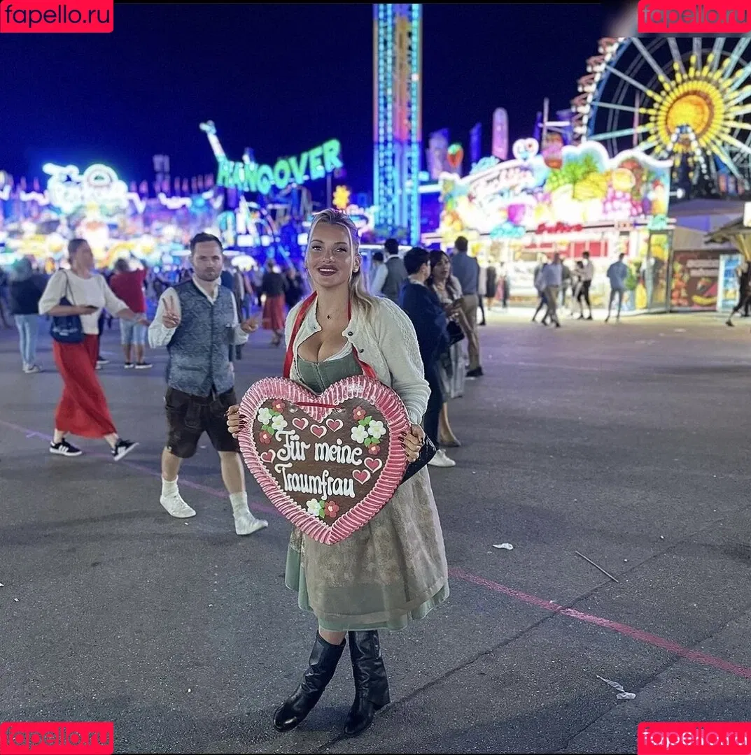 Evelyn Burdecki Onlyfans Photo Gallery 