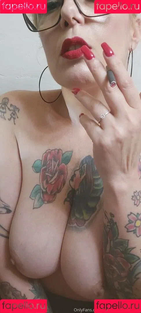lady.smoker.queen Onlyfans Photo Gallery 