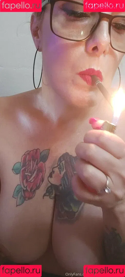 lady.smoker.queen Onlyfans Photo Gallery 