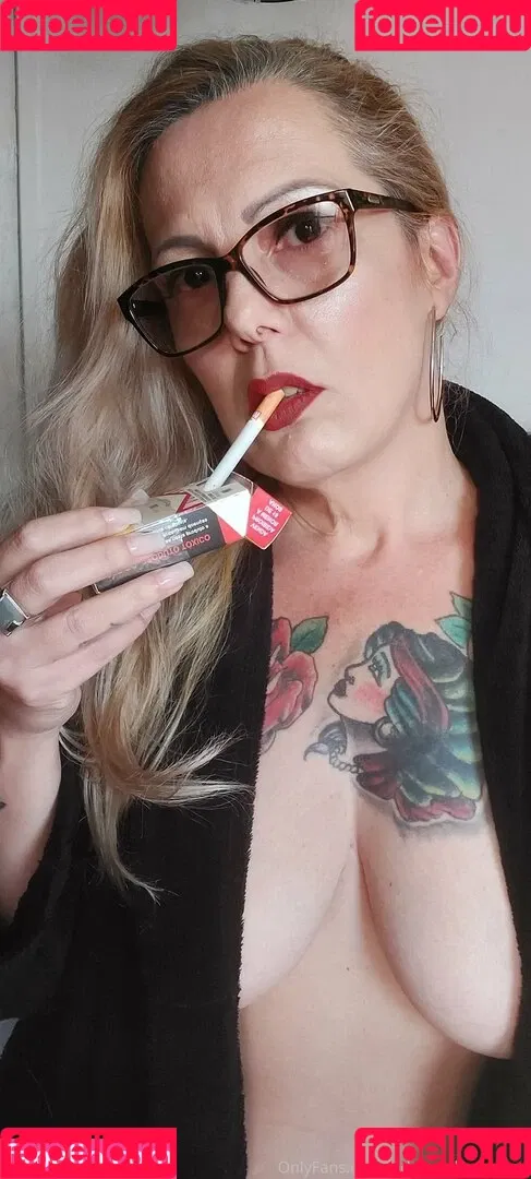 lady.smoker.queen Onlyfans Photo Gallery 