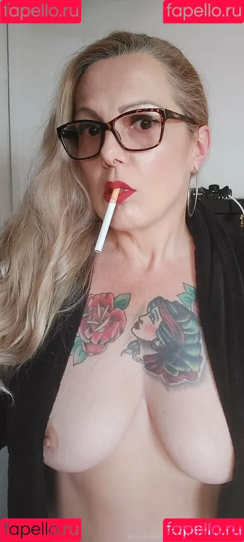 lady.smoker.queen Onlyfans Photo Gallery 