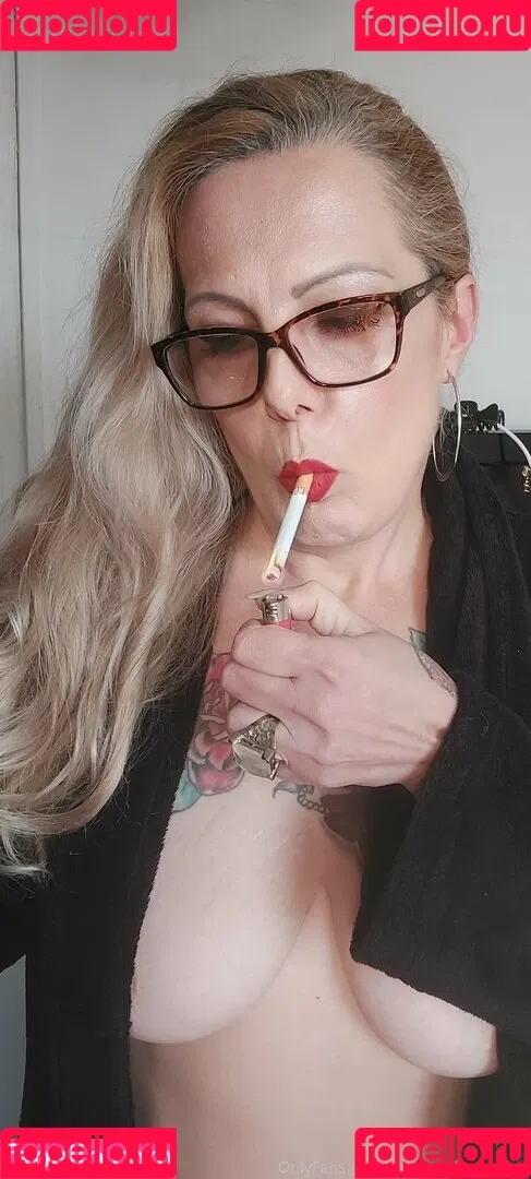 lady.smoker.queen Onlyfans Photo Gallery 