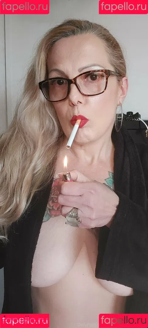 lady.smoker.queen Onlyfans Photo Gallery 