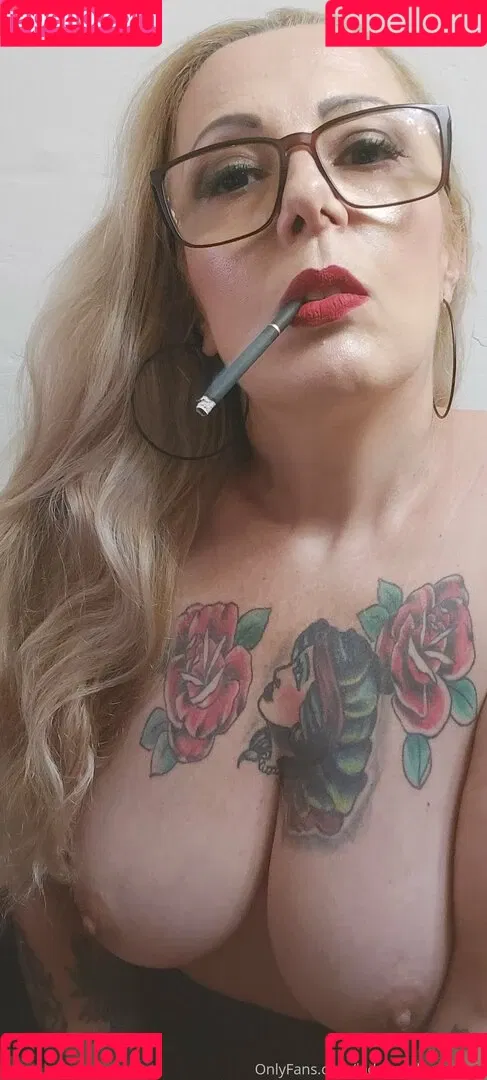 lady.smoker.queen Onlyfans Photo Gallery 