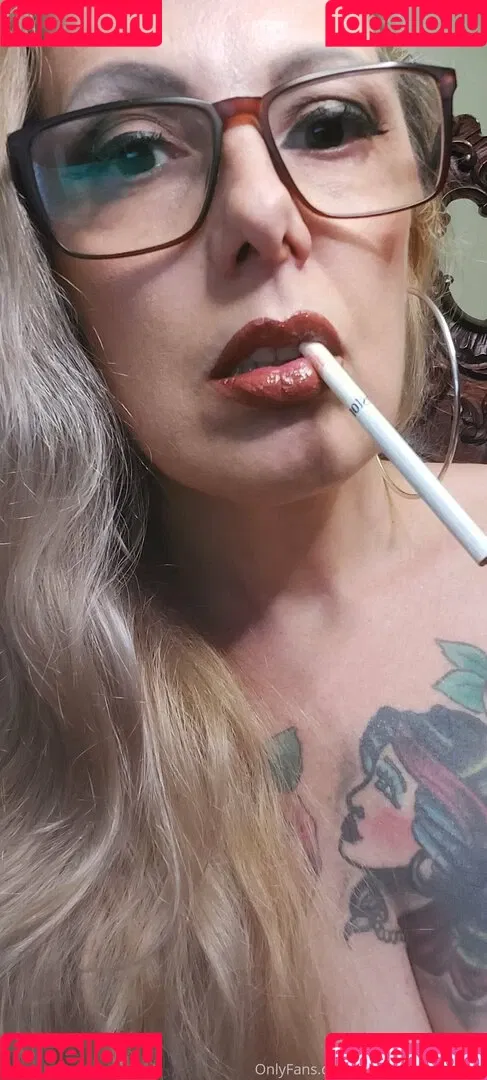 lady.smoker.queen Onlyfans Photo Gallery 