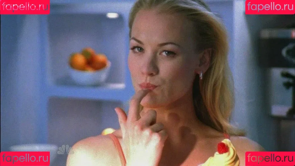 Yvonne Strahovski Onlyfans Photo Gallery 