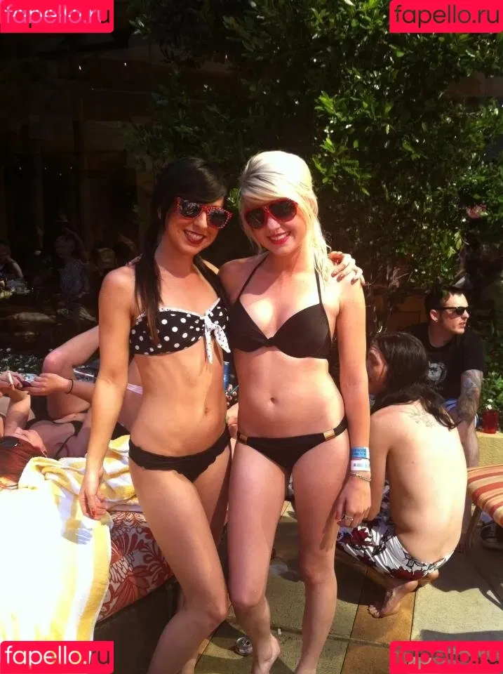 Jen Pop / Jen Razavi Onlyfans Photo Gallery 