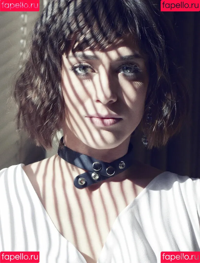 Lizzy Caplan Onlyfans Photo Gallery 
