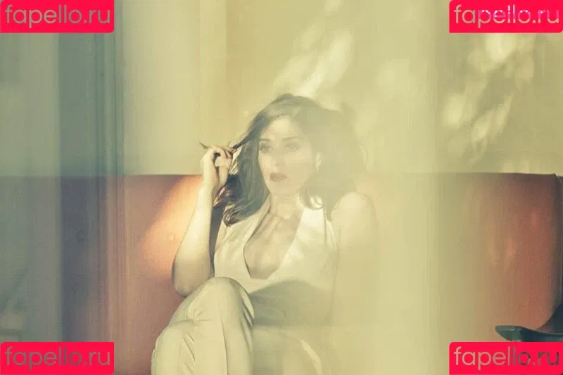 Lizzy Caplan Onlyfans Photo Gallery 