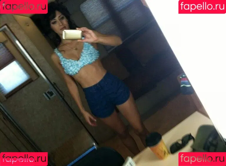Lizzy Caplan Onlyfans Photo Gallery 