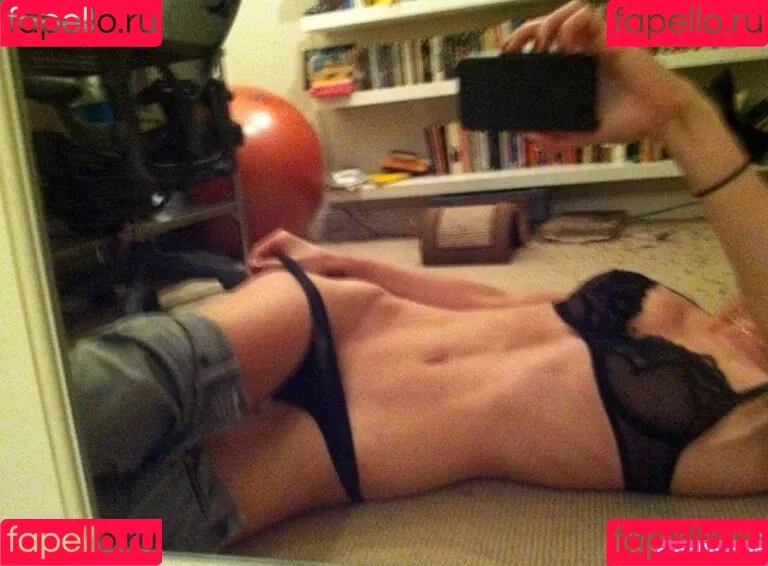 Lizzy Caplan Onlyfans Photo Gallery 