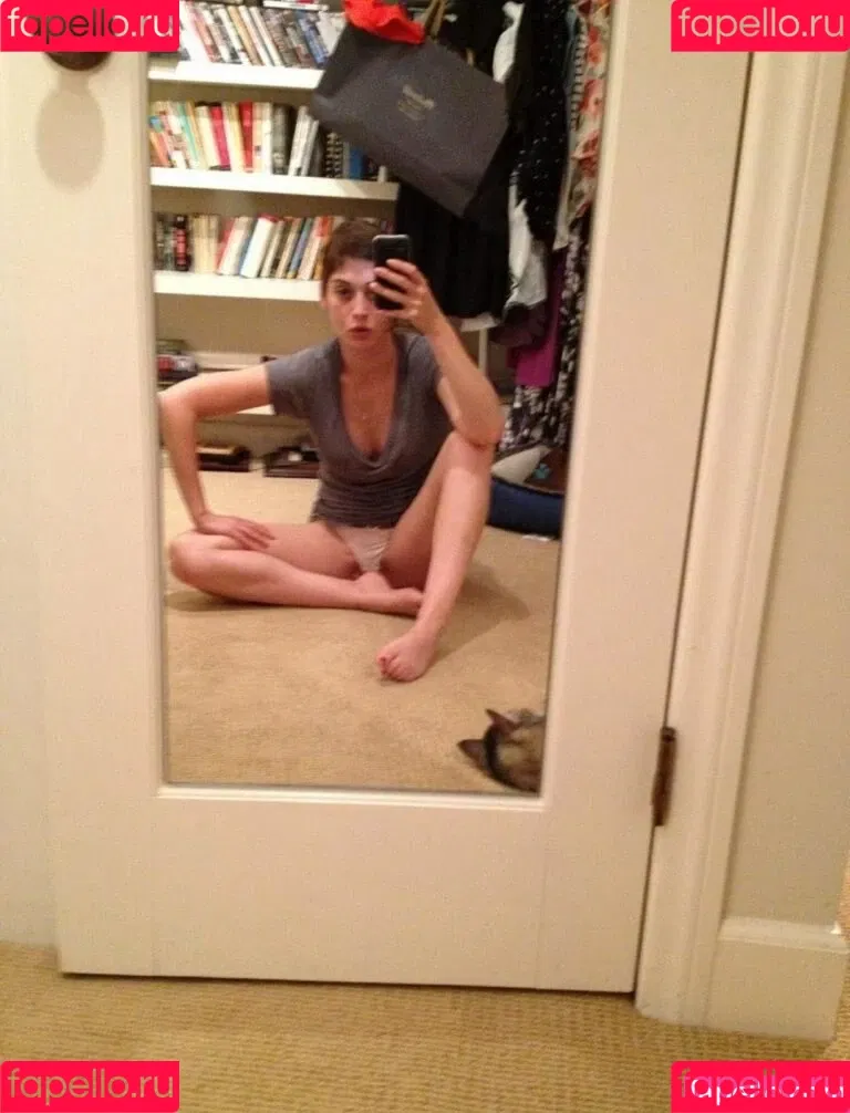 Lizzy Caplan Onlyfans Photo Gallery 