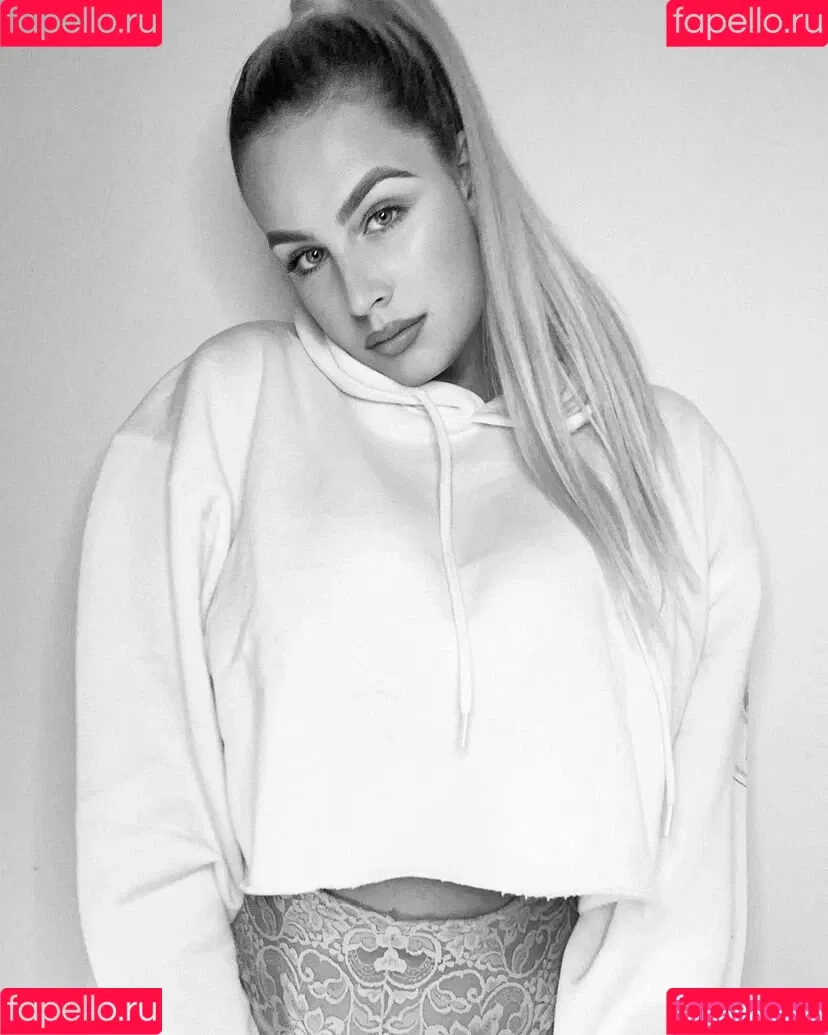 Courtney Steadman Onlyfans Photo Gallery 