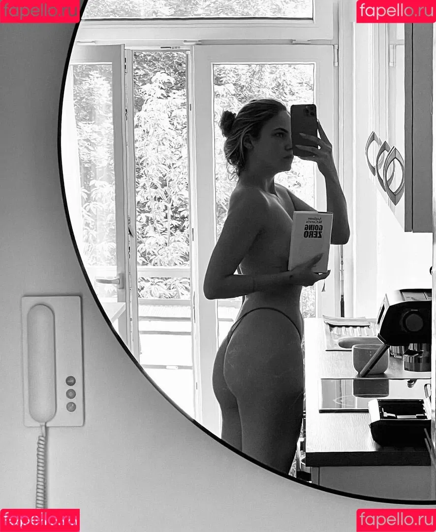 Elena Carrière Onlyfans Photo Gallery 