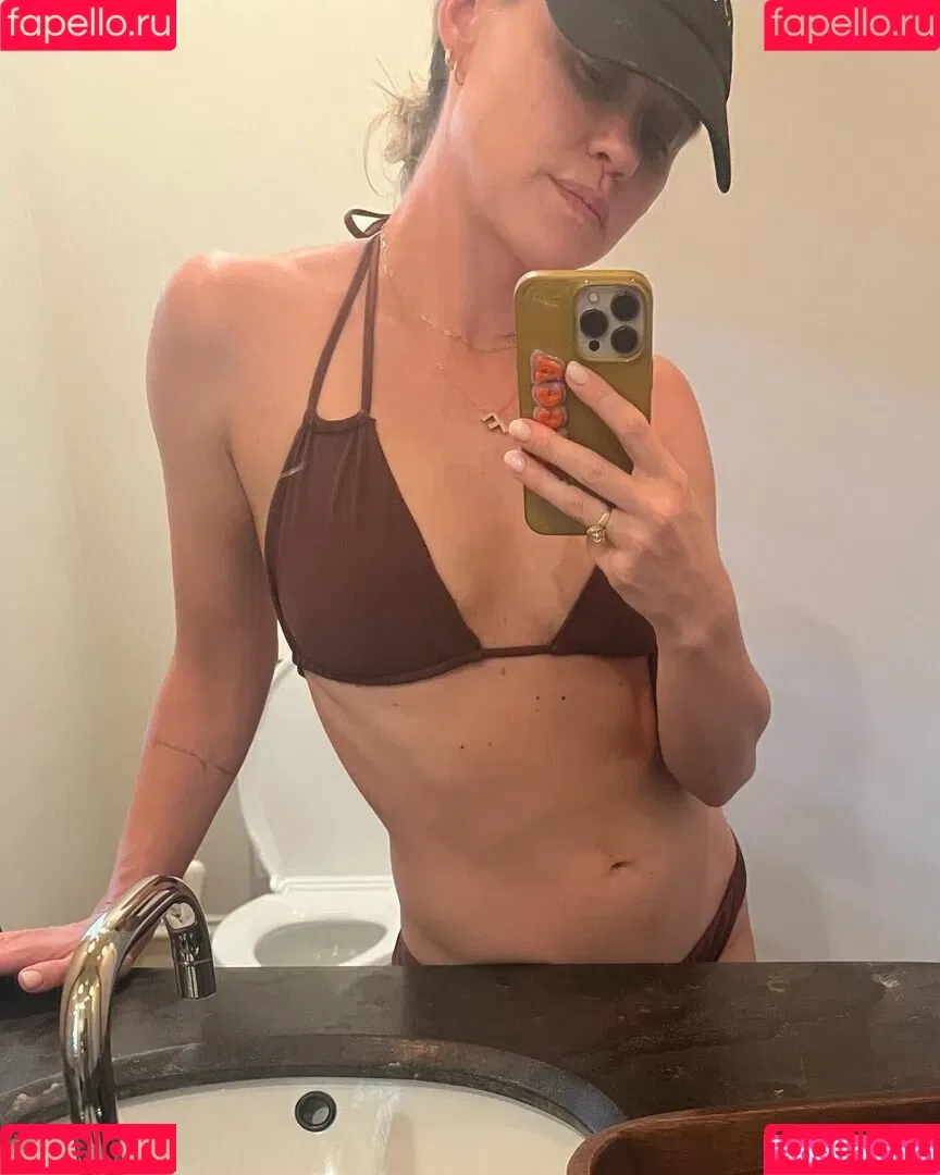 Becca Tobin Onlyfans Photo Gallery 