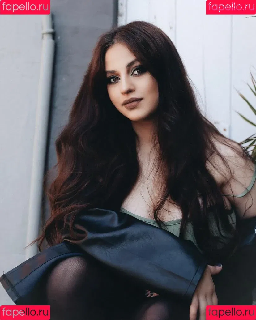 Emalia Genie Safia Onlyfans Photo Gallery 
