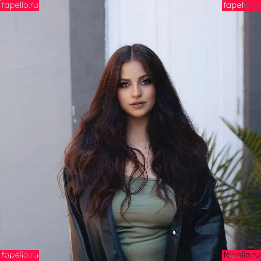 Emalia Genie Safia Onlyfans Photo Gallery 