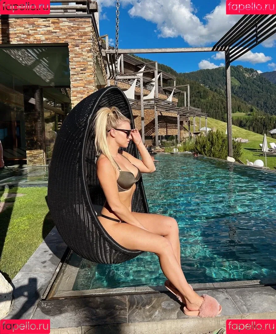 Stefanie Sutton Onlyfans Photo Gallery 