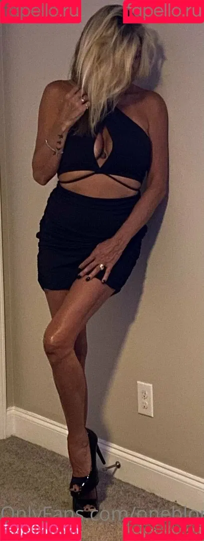 oneblondewife Onlyfans Photo Gallery 