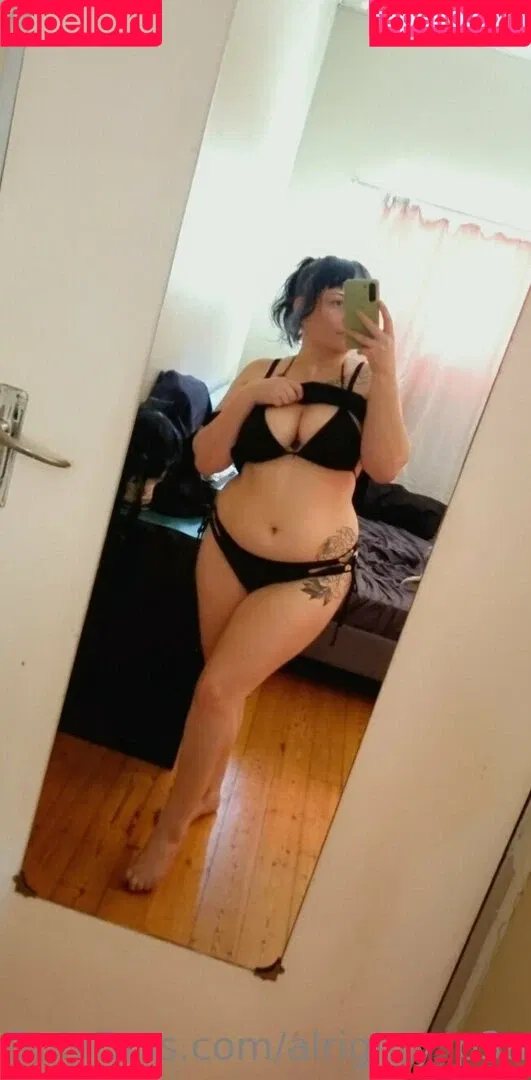 Alrighty_P3ach Onlyfans Photo Gallery 
