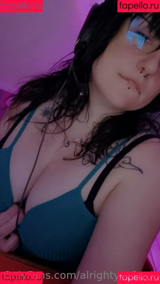 Alrighty_P3ach Onlyfans Photo Gallery 