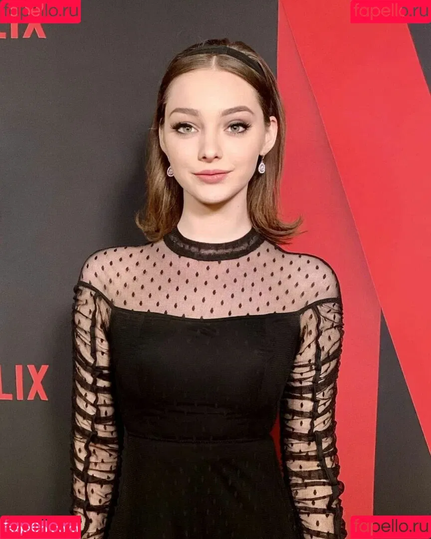 Emma Dumont Onlyfans Photo Gallery 
