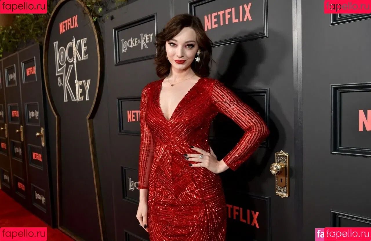 Emma Dumont Onlyfans Photo Gallery 