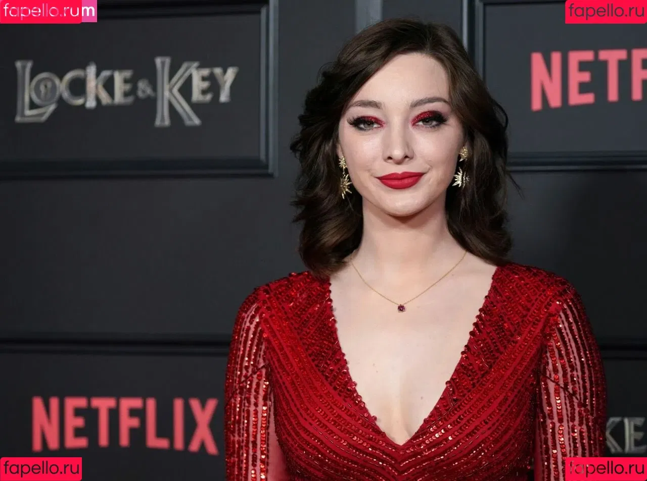 Emma Dumont Onlyfans Photo Gallery 