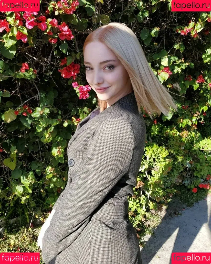 Emma Dumont Onlyfans Photo Gallery 