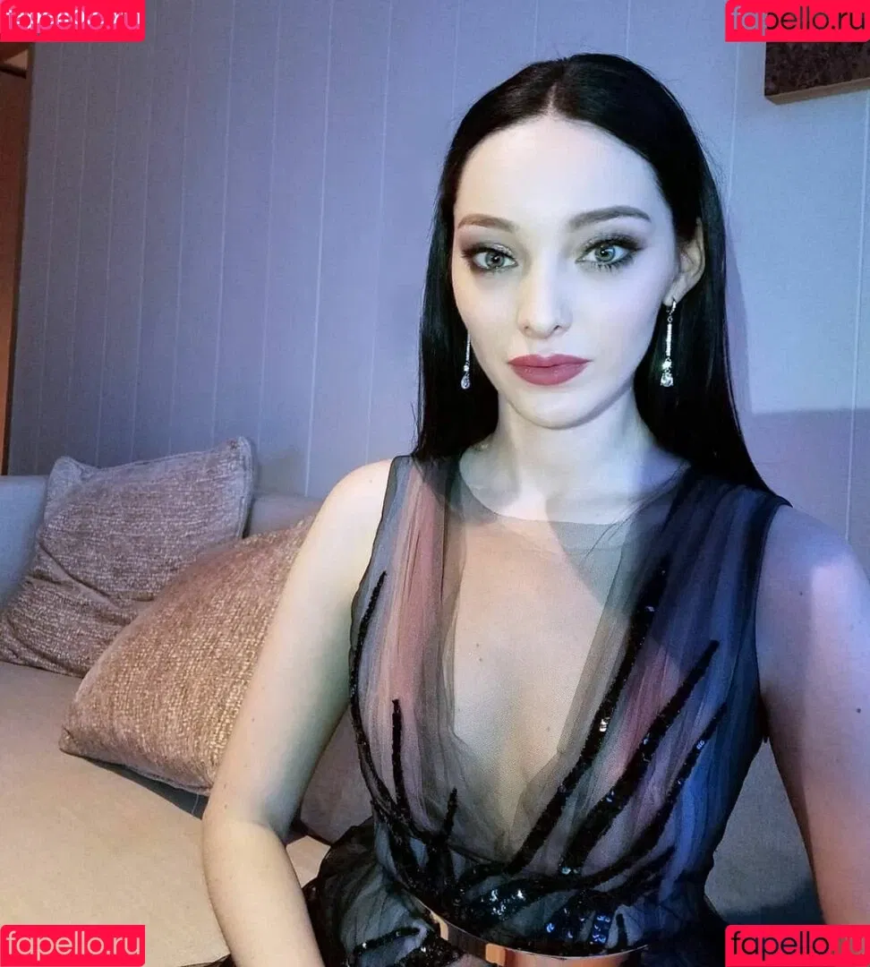 Emma Dumont Onlyfans Photo Gallery 