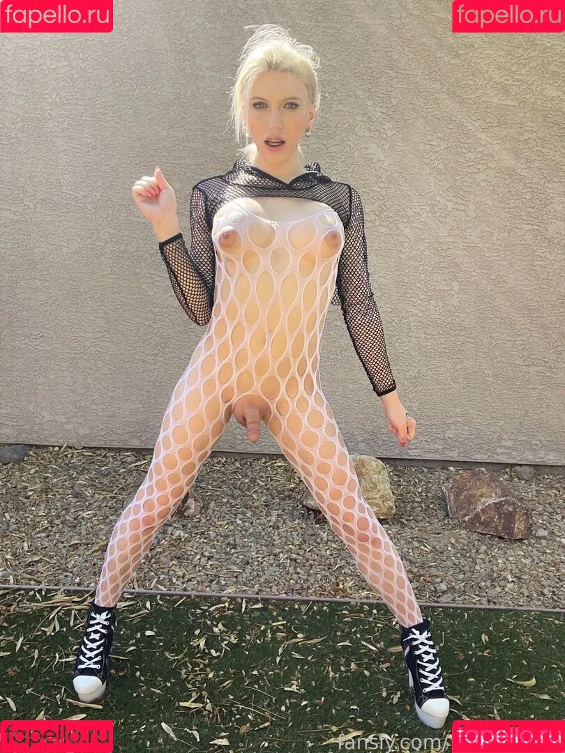 TsIzzyWilde Onlyfans Photo Gallery 