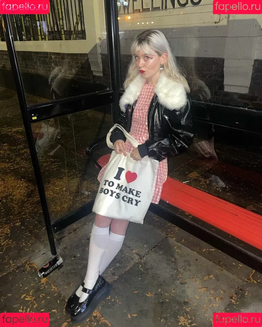 Maisie Peters Onlyfans Photo Gallery 