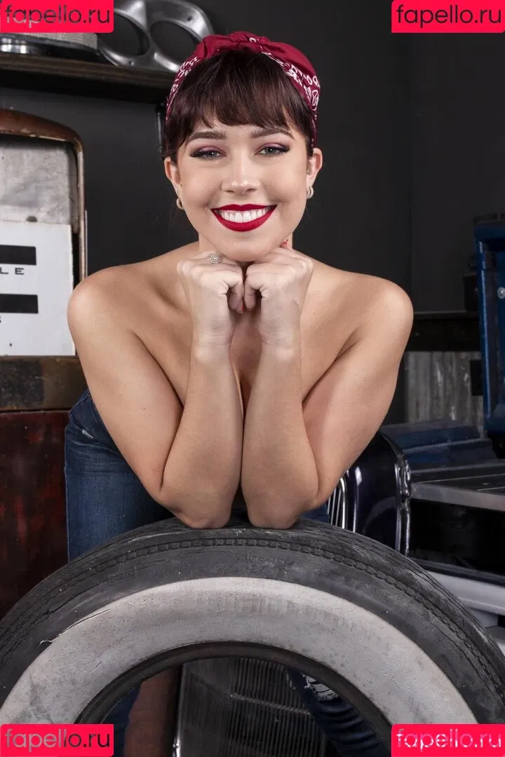 Alli Peach Hamilton Onlyfans Photo Gallery 