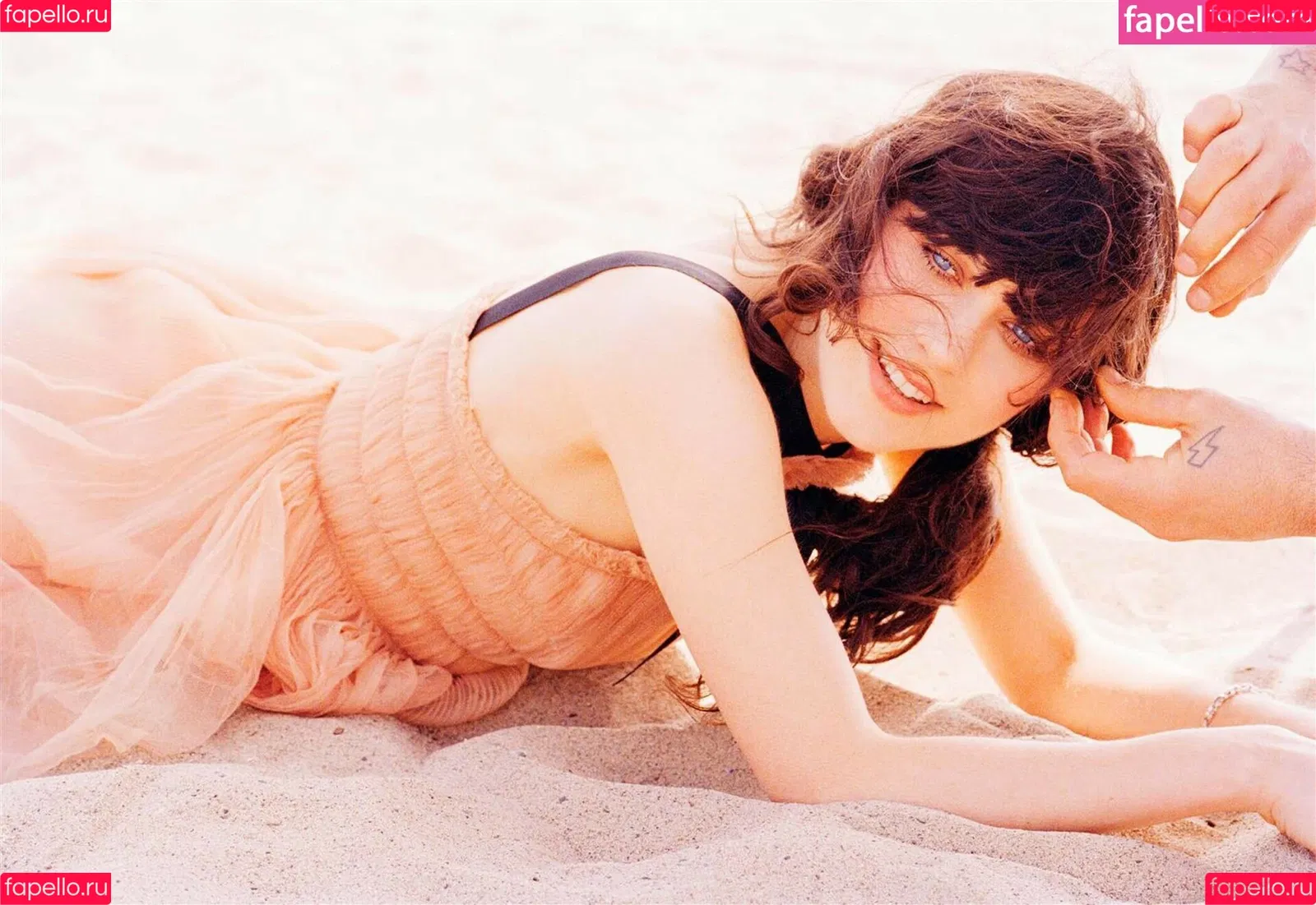 Zooey Deschanel Onlyfans Photo Gallery 