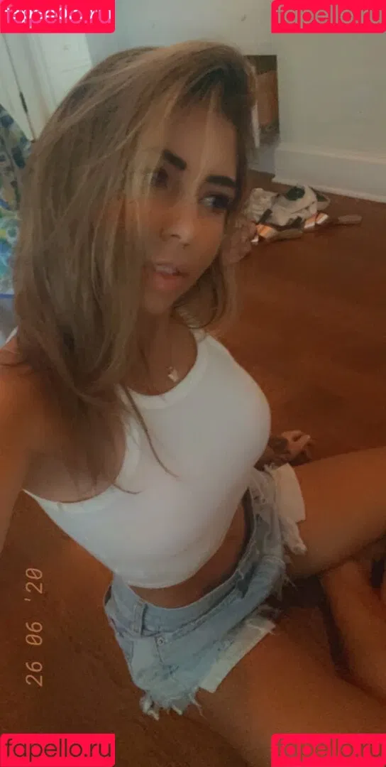 Emmy Corinne Onlyfans Photo Gallery 