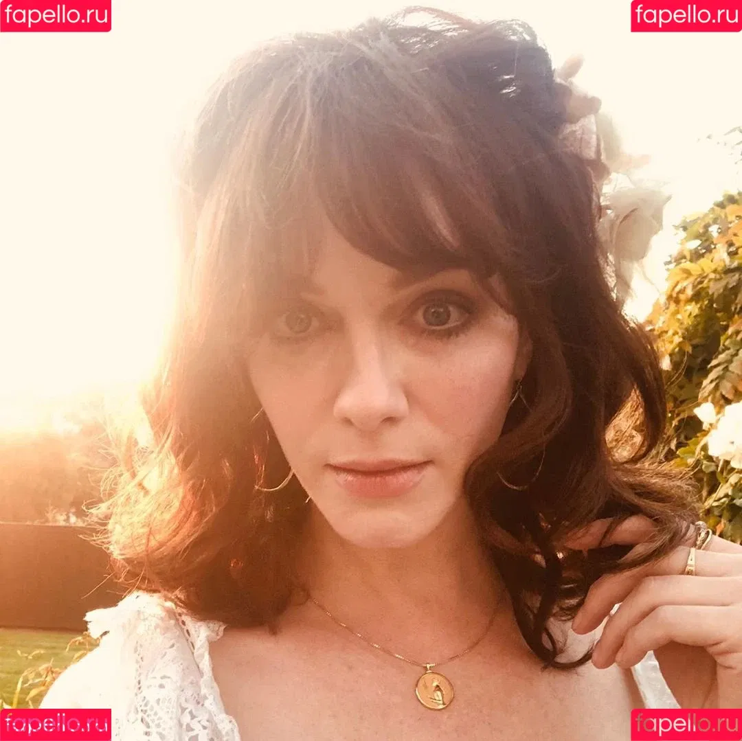 Christina Hendricks Onlyfans Photo Gallery 