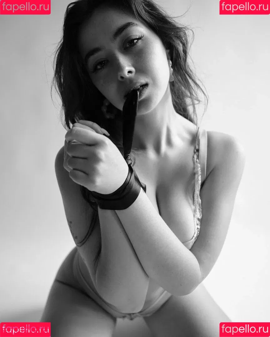 Chloe Surreal Onlyfans Photo Gallery 