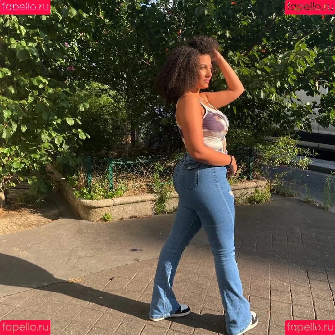 Ines Curly Onlyfans Photo Gallery 