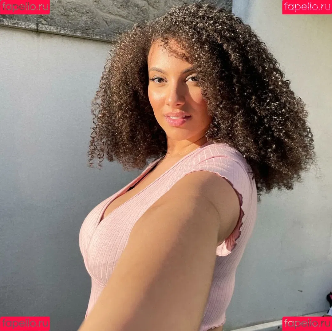 Ines Curly Onlyfans Photo Gallery 