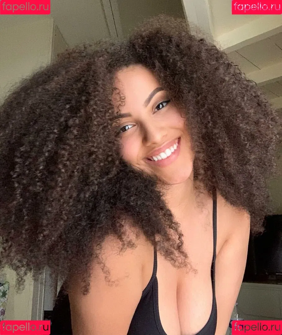 Ines Curly Onlyfans Photo Gallery 