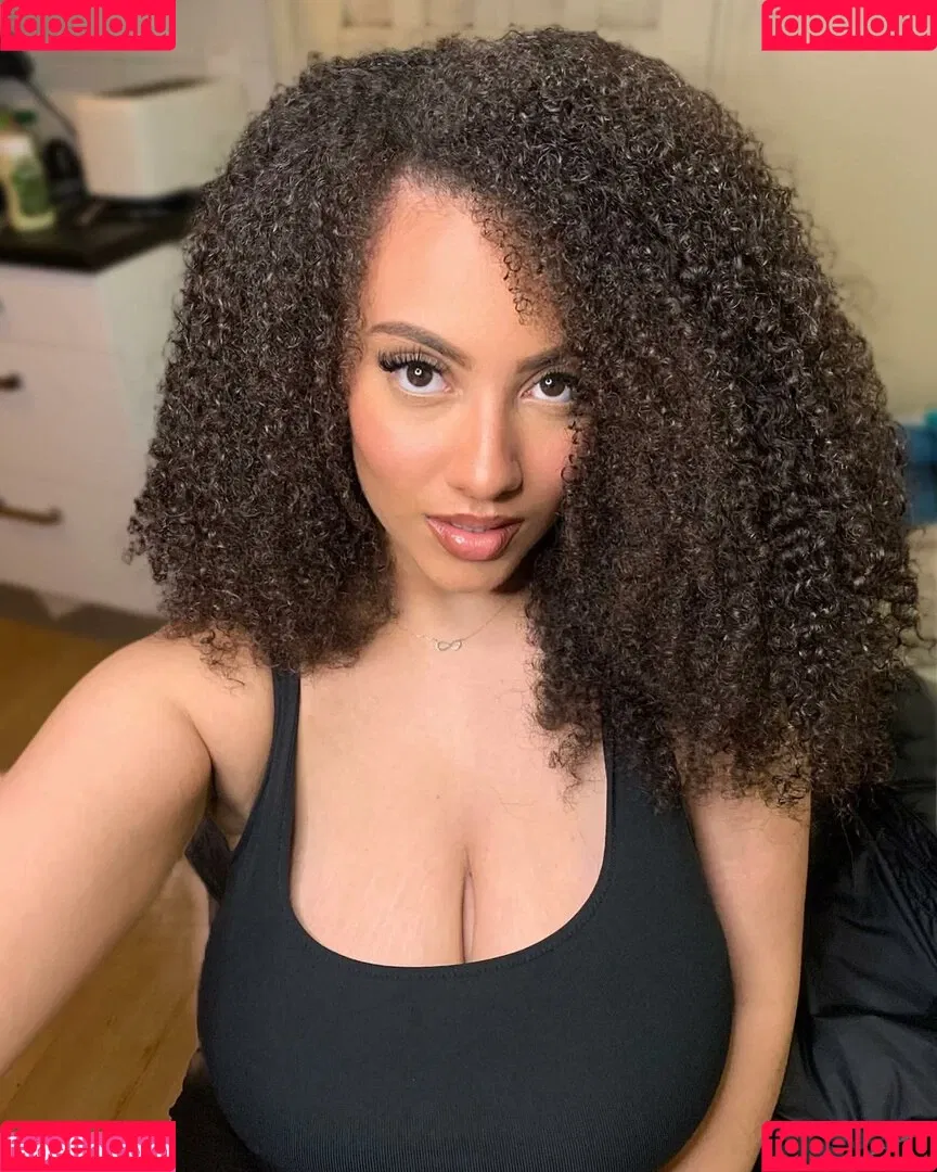 Ines Curly Onlyfans Photo Gallery 