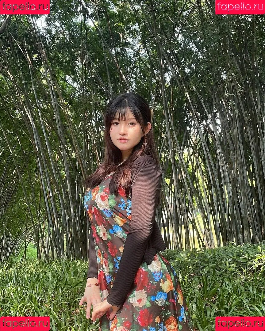 ZhouYiQin Onlyfans Photo Gallery 