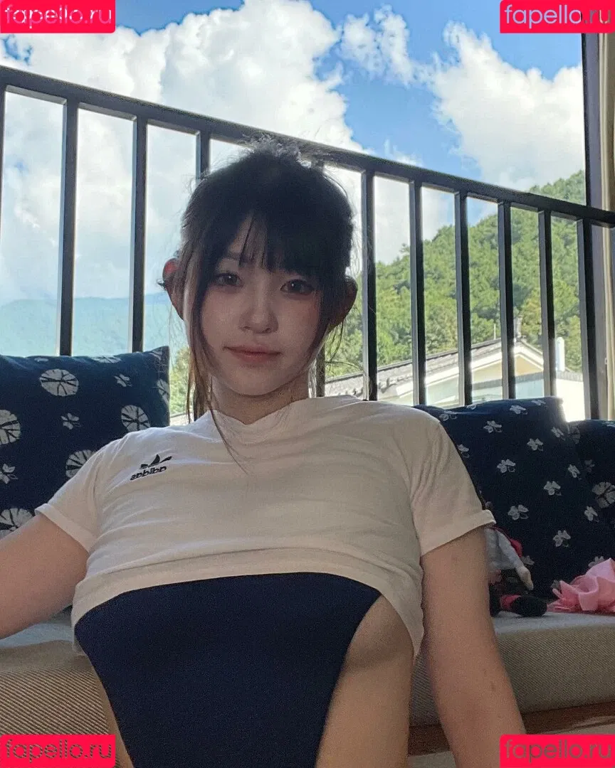 ZhouYiQin Onlyfans Photo Gallery 