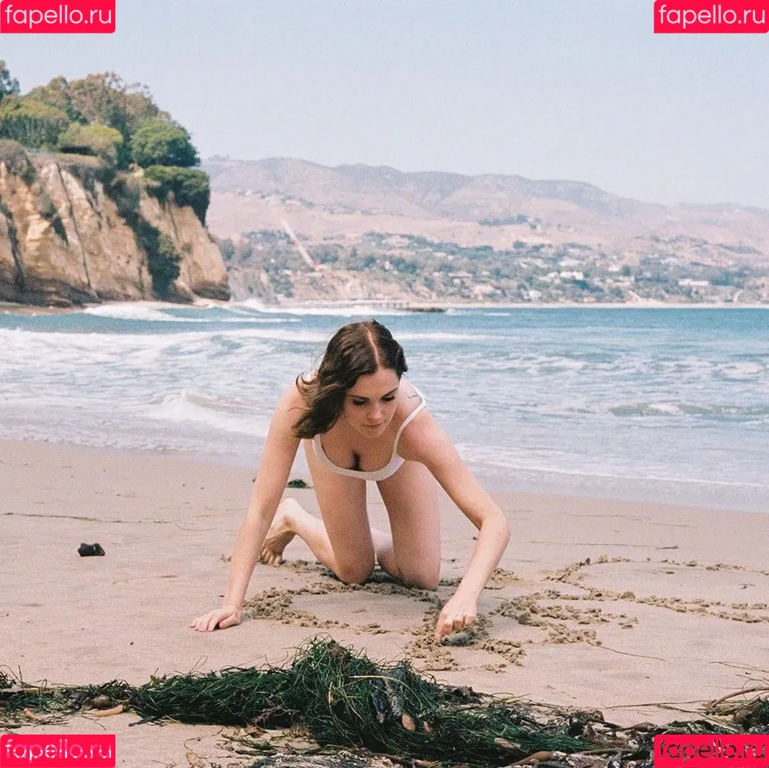 Eliza Taylor Onlyfans Photo Gallery 