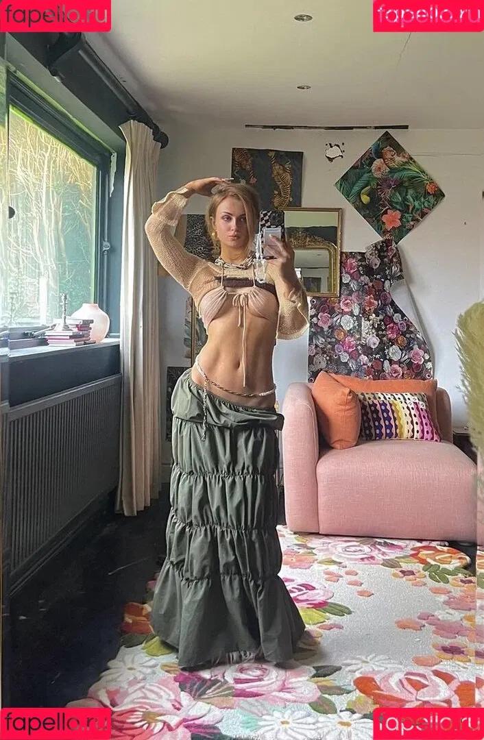 Maisie Smith Onlyfans Photo Gallery 