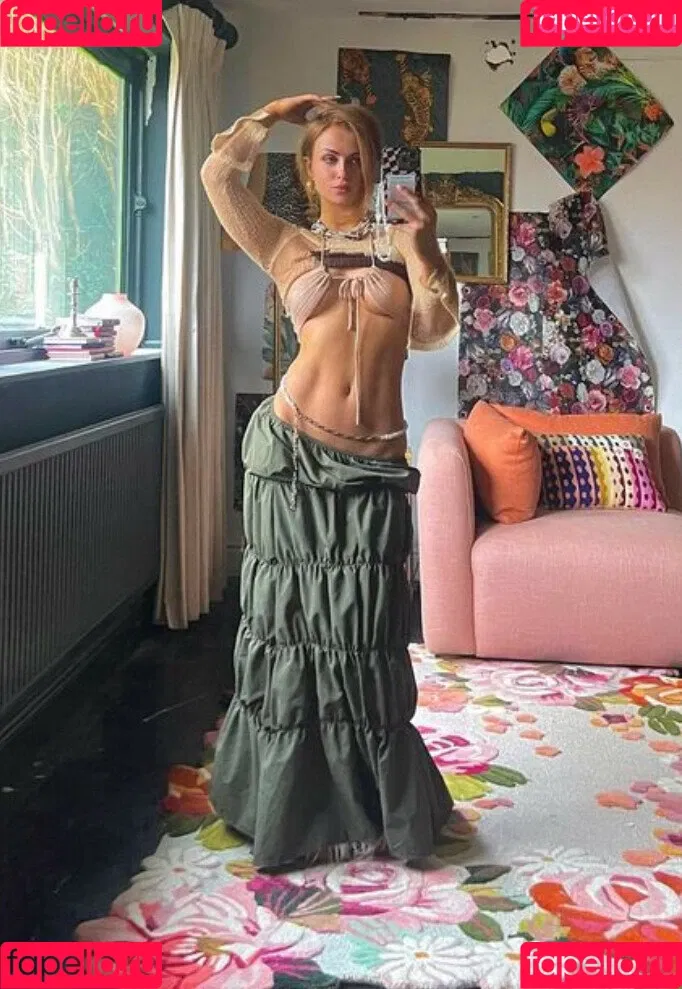 Maisie Smith Onlyfans Photo Gallery 
